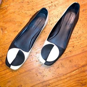 MERCEDES CASTILLO sz 7 Dark navy & cream gorgeous flats w/famous circular design